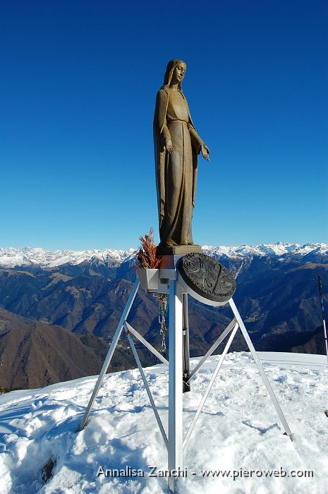 25 Monumento di vetta sul Pizzo Baciamorti.JPG - 25 Madonnina di vetta sul Pizzo Baciamorti